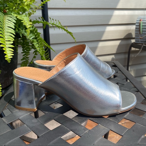 Ladies Silver slip-on shoes size 6 with 3” chunk heel. - Picture 4 of 7